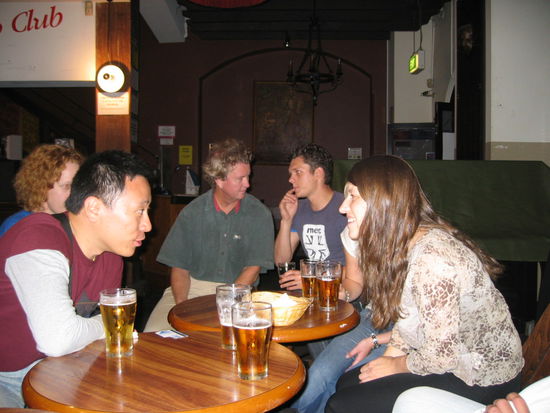 a netter Tratsch im spanischen Pub