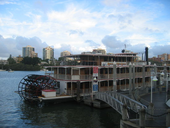 ein Raddampfer auf dem Fluss Brisbane