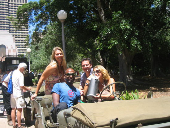 Caroline, Subra, Duncan und Chiara in einem Militaerwagen vom zweiten Weltkrieg
