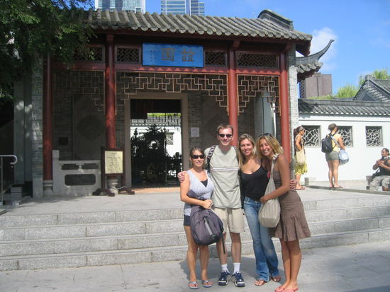 vor dem Eingang des Chines Garden, meine Mitbewohner Laurent, Caroline und Chiara