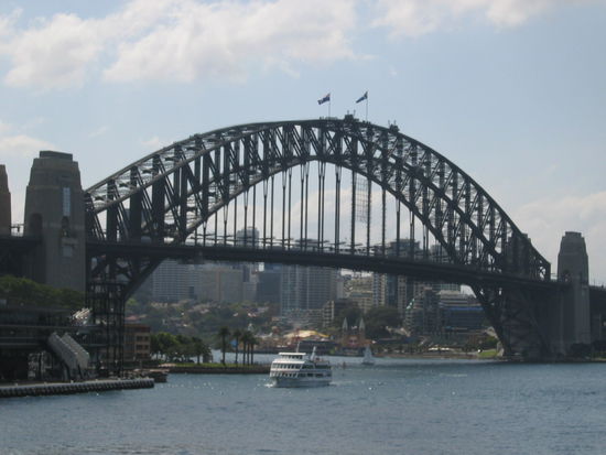 die Habour Bridge von der Faehre aus...
