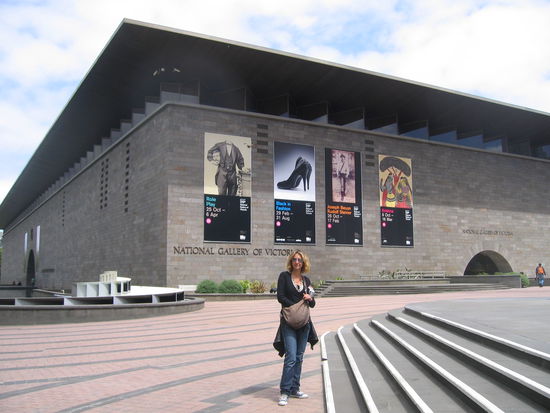 Chiara vor der Gallery