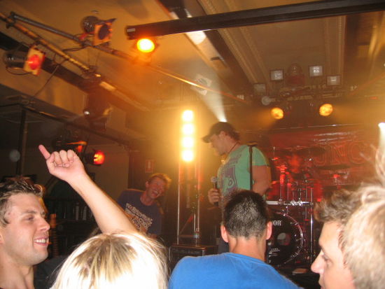 die Band... was fuer ein Schnittchen... also der im gruenen T-shirt
