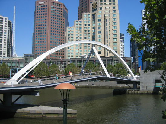 Fussgaengerbruecke ueber den Yarra-River