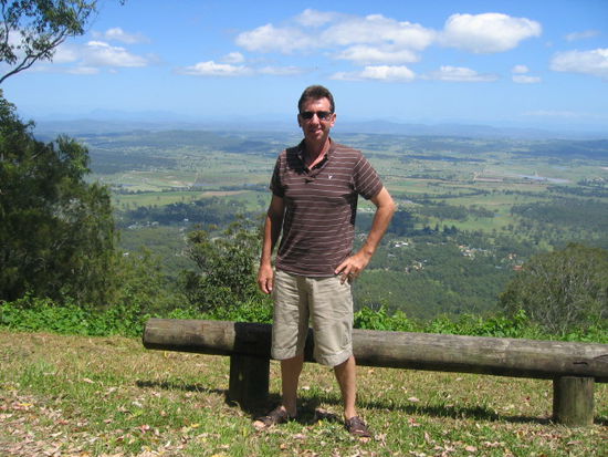 Shayne und im Hintergrund die schöne Landschaft Australiens