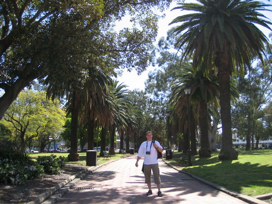 Ross und ich auf dem Weg zum ehemaligen Gouvernment House