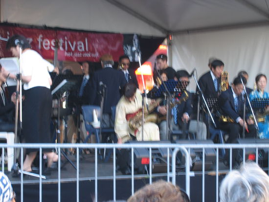 eine japanische Jazzband... wohl eher fuer aeltere Leute gedacht... sehr oede