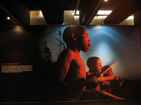 Aboriginal-Kinder beim Musik machen