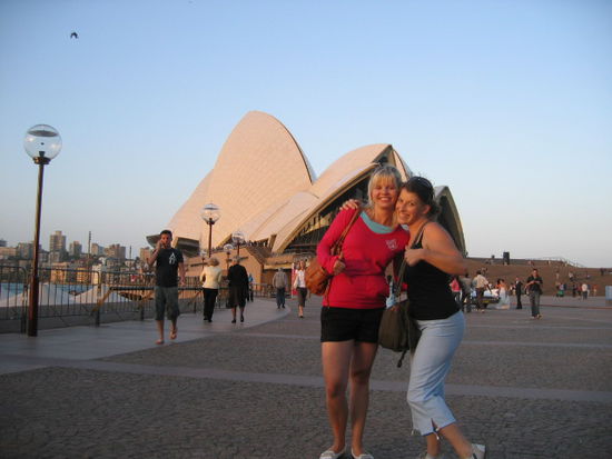 Nina und ich im Hintergrund das Opera House