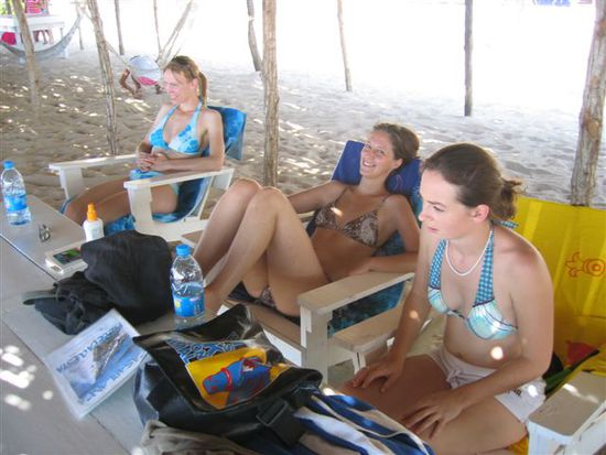 Anita, Karin und Cornelia (vlnr.) erholen sich am Strand.