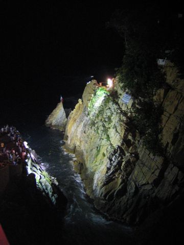 Die Felsenspringer springen aus 25 bis 35 Meter Höhe von der Klippe (rechts im Bild) ins Meer.