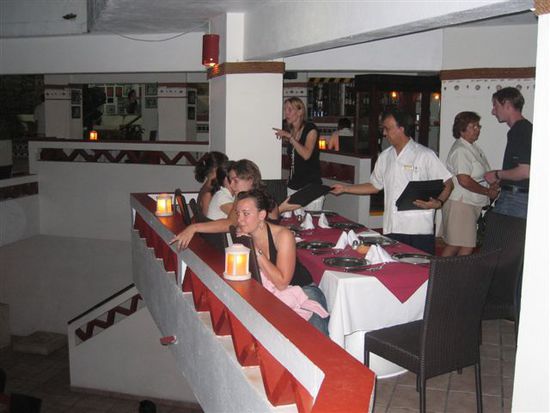Dieses Spektakel durften wir uns auf keinen Fall entgehen lassen. Darum haben wir im gegenüberliegenden Restaurant einen Tisch reserviert.