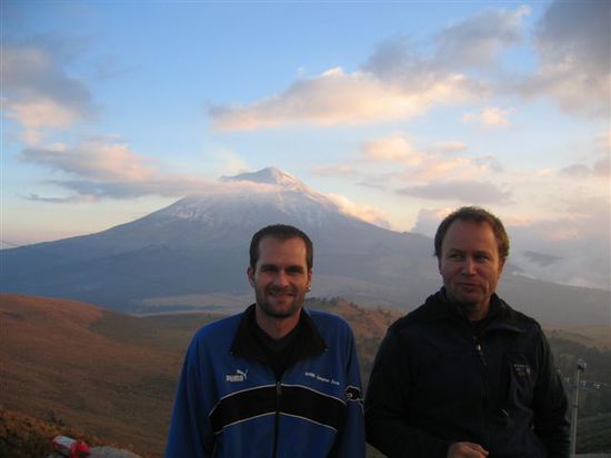 Mark und Claude. Im Hintergrund der aktive Vulkan Popocatepetl.