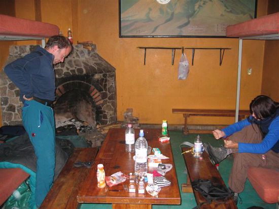 Wir haben auf ca. 4000 m in einer Berghütte unser Nachtlager aufgeschlagen. Um 2.00 Uhr in der Nacht hiess es aufstehen.