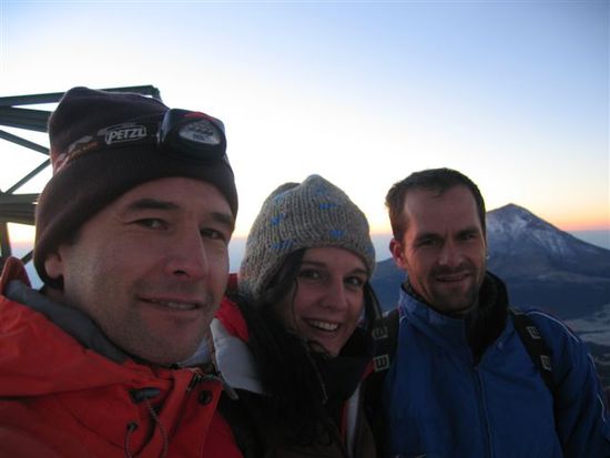 Das Gipfelfoto auf ca. 5320 m mit Reto, Melanie und Mark.
