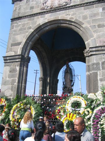 Auch vor der Kirche herscht eine festliche Stimmung.