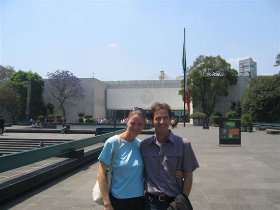 Anita und Reto vor dem Eingang des Museums.