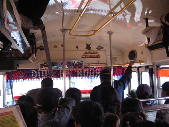 Im Bus. Es können soviele Leute in den Bus, wie Platz haben... und iergendwo hat es immer noch einen Stehplatz...