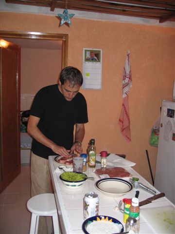 Chris würzt das Fleisch.