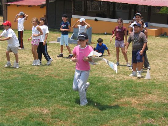 Die Kinder bei einer Stafette.