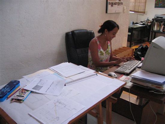 Mirj, die Sektretärin bei der Arbeit. Im Vordergrund Retos Zeichnungstisch.
