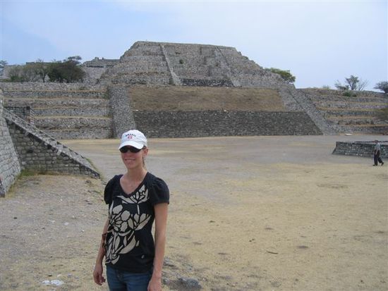 Anita vor einer Pyramide.