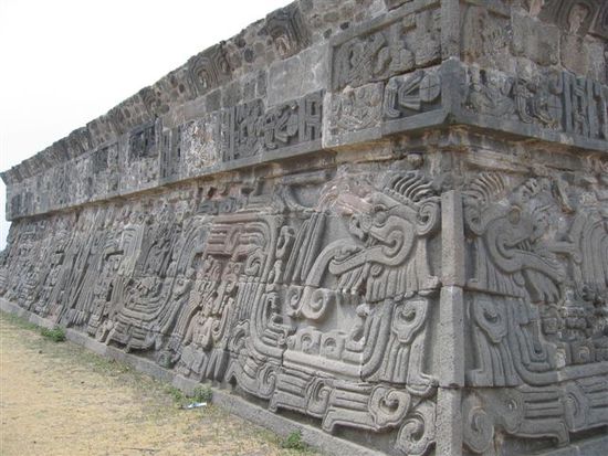 Die Hauptpyramide der ganzen Anlage ist die "Piramide de las serpientes emplumadas" (die Pyramide der gefiderten Schlange).