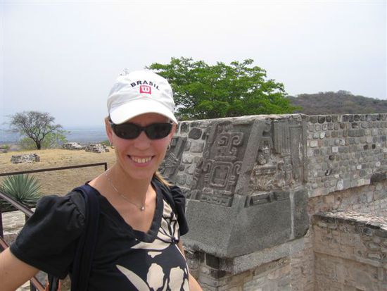 Anita auf der Pyramide "der gefiederten Schlange".