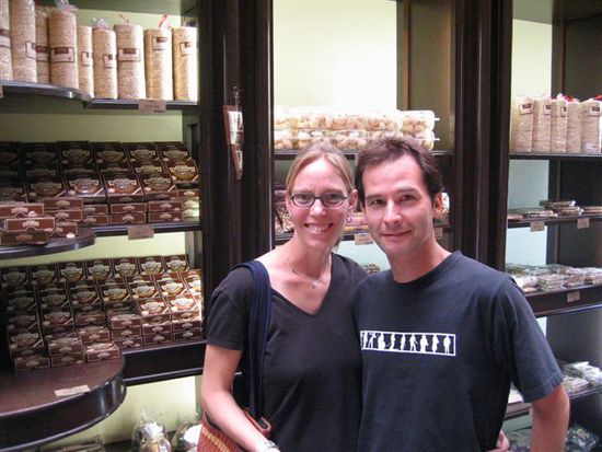 Anita und Reto in einem Laden für Süssigkeiten.