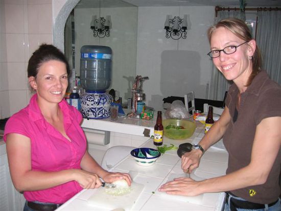 Luzia und Anita in der Küche.