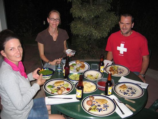 Luzia, Anita und Mark (Lehrer an der CH-Schule) beim z'Nacht.