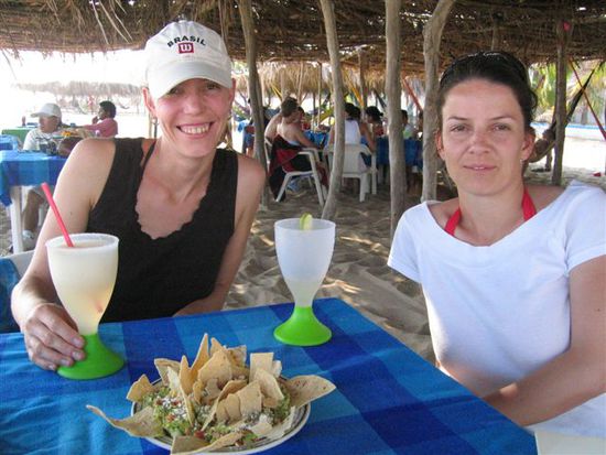 Anita und Luzia am Strand von Pie de la Cuesta.