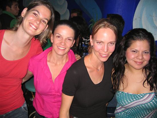 Rita, Luzia, Anita und Lulu in einem "Salsa - Schuppen".