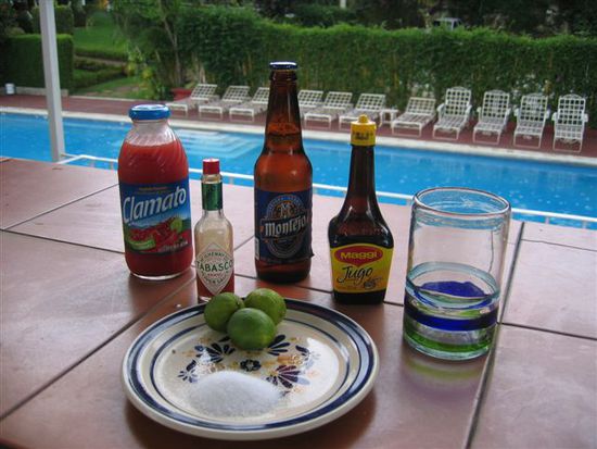 Für diesen Mix benötigen wir:
- Tomatensaft (Clamato)
- Tabasco
- Limonen
- Salz
- Bier
- Maggi
- und ein Glas