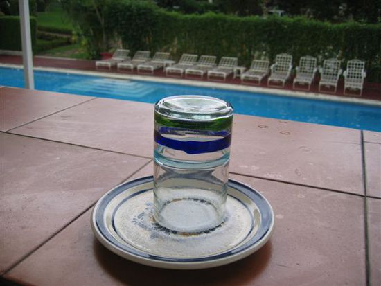 Das Glas im Salz drehen, damit eine schöne Salzkruste entsteht.
