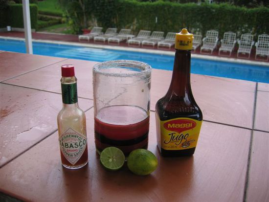Etwa 4 Spritzer und etwa 8 Spritzer Maggi dem Tomatensaft beifügen. Dazu den Saft von 2 Limonen dazugeben.