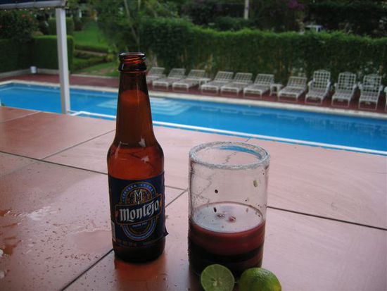 Den Mix mit Bier auffüllen.