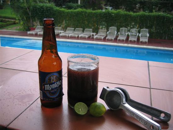 Prost und dabei gelegentlich das Glas mit Bier nachfüllen.
Wir wünschen alle schöne Sommerferien und bis bald.
Saludos de Mexico
Anita & Reto