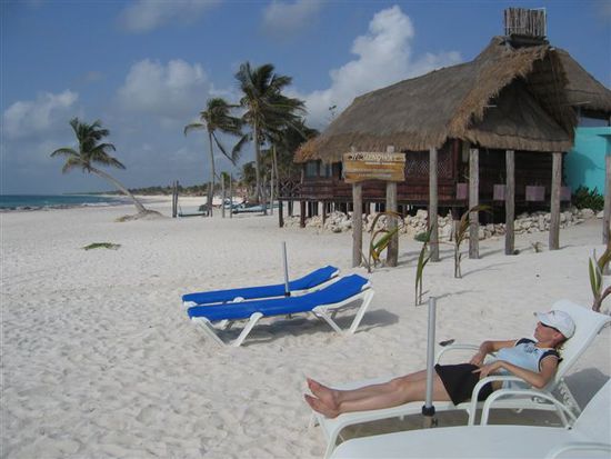 Anita geniesst den Strand.