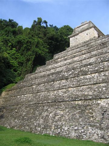 Die Mayas kannten das Rad nicht und bauten trotzdem solche imposante Bauten.