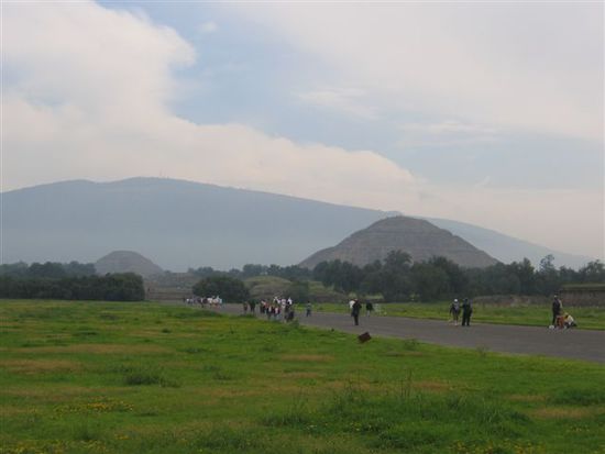 Blick vom Eingang auf die Sonnenpyramide (rechts) und Mondpyramide (links).