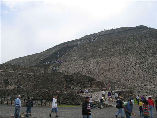 Aufstieg auf die Sonnenpyramide.