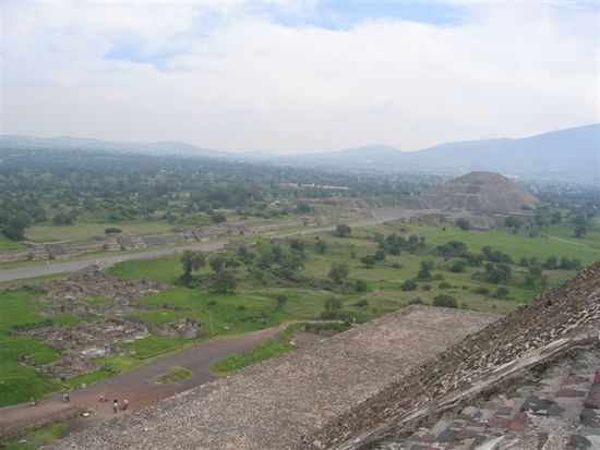 Blick von der Sonnenpyramide Richtung Mondpyramide.