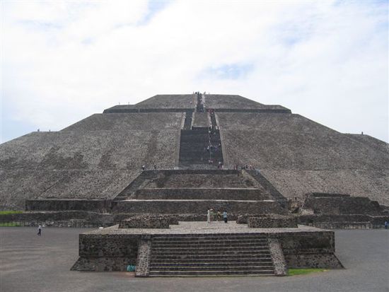 Die Sonnenpyramide ist die grösste Stufenpyramide der Welt.