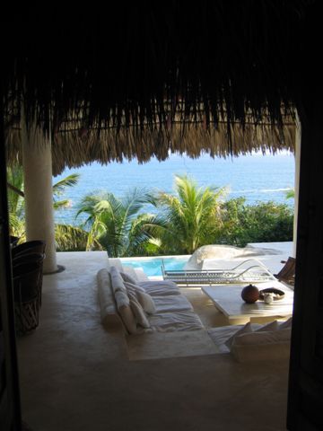 Blick "in die Stube" und auf den Pool.