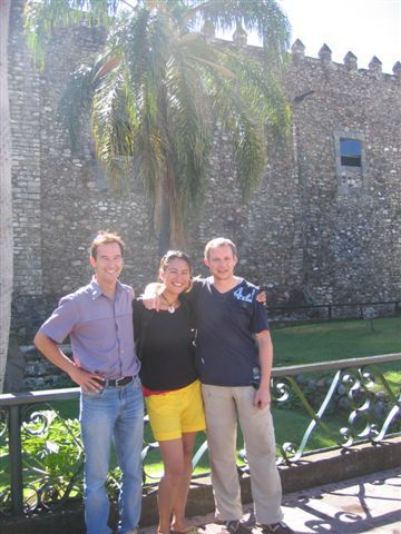 Reto, Christina und Lukas vor dem "Palacio Cortes" in Cuernavaca.