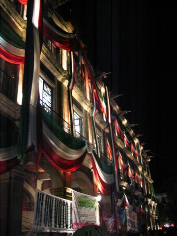 Das Rathaus ist in den Nationalfarben geschmückt.