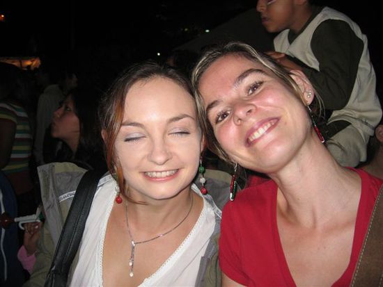 Cornelia und Rita haben sich auch in die Nationalfarben gestürzt.