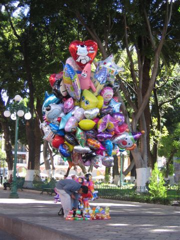 Und immer wieder trifft man Ballonverkäufer an.