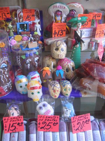 Puebla ist auch bekannt für Süssigkeiten. Wochen vor dem "Días de los muertos" werden in all erdenklichen Formen Totenköpfe verkauft.